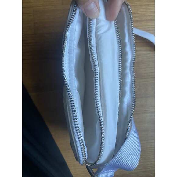 Lululemon 2L White Puff Crossbody Bag Adjustable Strap Everyday Travel Zip Close - Picture 4 of 9